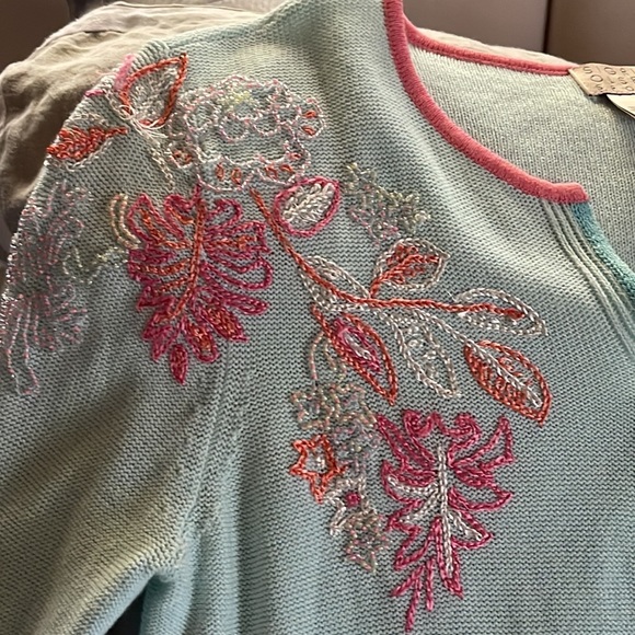 Sweater - Picture 4 of 4